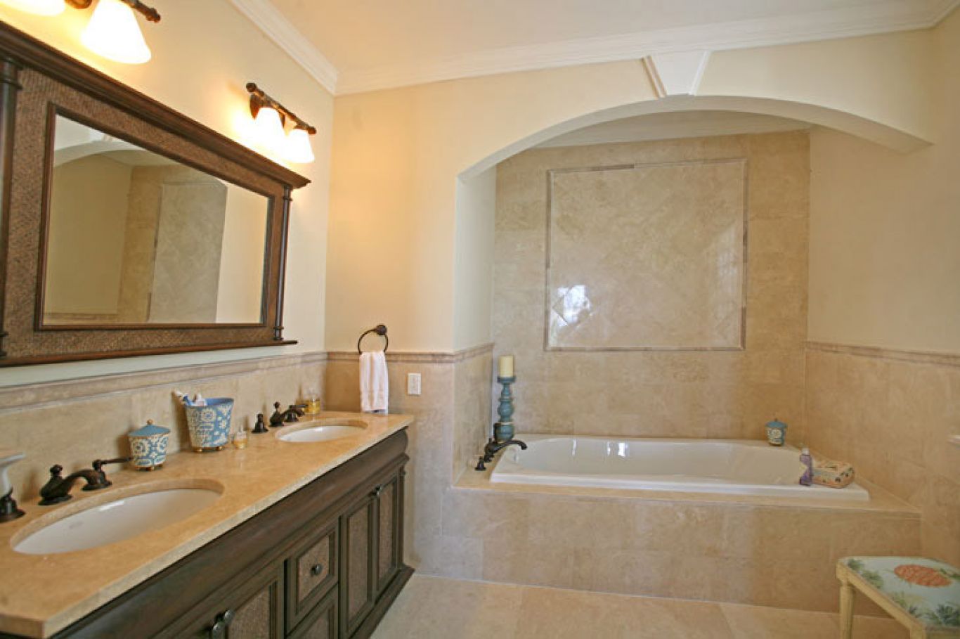 Baño principal finamente decorado con bañera con hidromasaje.